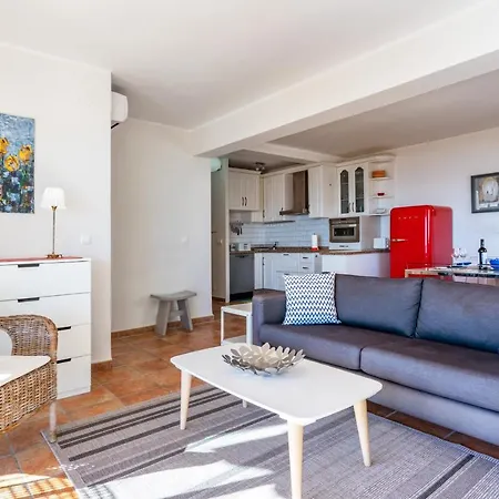 Lovely Beachfront Flat With Sunny Balcony Ref 40 Apartment *