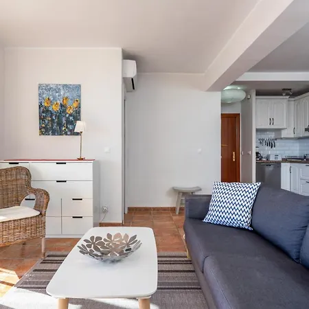 Апартаменты Lovely Beachfront Flat With Sunny Balcony Ref 40 Фуэнхирола