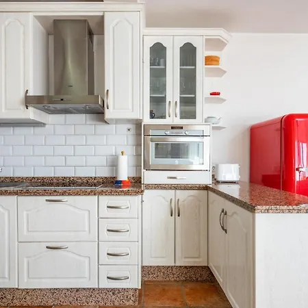 Lovely Beachfront Flat With Sunny Balcony Ref 40