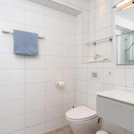 Апартаменты Lovely Beachfront Flat With Sunny Balcony Ref 40 Фуэнхирола