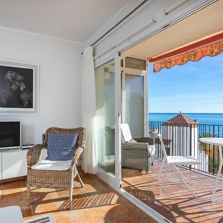 Апартаменты Lovely Beachfront Flat With Sunny Balcony Ref 40
