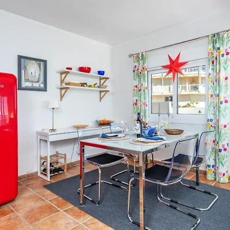 Апартаменты Lovely Beachfront Flat With Sunny Balcony Ref 40 *