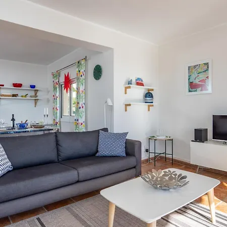 Апартаменты Lovely Beachfront Flat With Sunny Balcony Ref 40 *