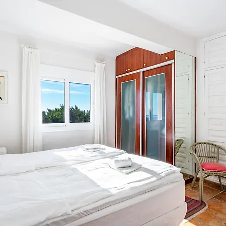Lovely Beachfront Flat With Sunny Balcony Ref 40 Апартаменты