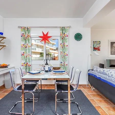 Lovely Beachfront Flat With Sunny Balcony Ref 40 *