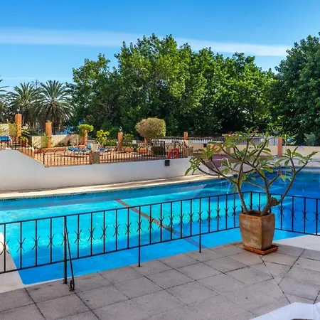 Апартаменты Lovely Beachfront Flat With Sunny Balcony Ref 40